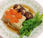 高野豆腐、にんじん、しいたけ、小松菜の煮物